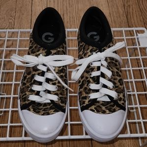 Guess Sneakers Size 8 1/2 !M